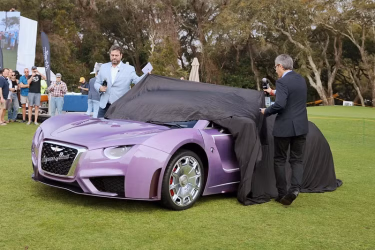 Về thiết kế, Carmen sở hữu kiểu dáng độc đáo, sự khác biệt đầu tiên đến từ tấm lưới tản nhiệt có khe hở lớn thay vì kín hoàn toàn như những mẫu xe điện thông thường. Chi tiết này giúp dẫn không khí làm mát cho hệ thống truyền lực của xe.