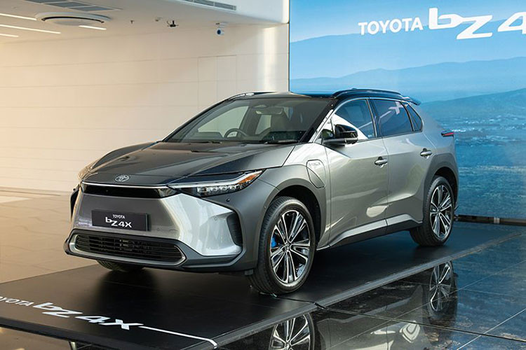 Tại Việt Nam, Toyota cũng vừa giới thiệu bZ4x tại Triển lãm ô tô Việt Nam 2022 và thu hút rất đông khách hàng tham quan. Cùng với việc ra mắt tại Thái Lan và Indonesia, hy vọng Toyota bZ4x sẽ được Toyota Việt Nam phân phối tại Việt Nam phân phối trong những năm sắp tới.
