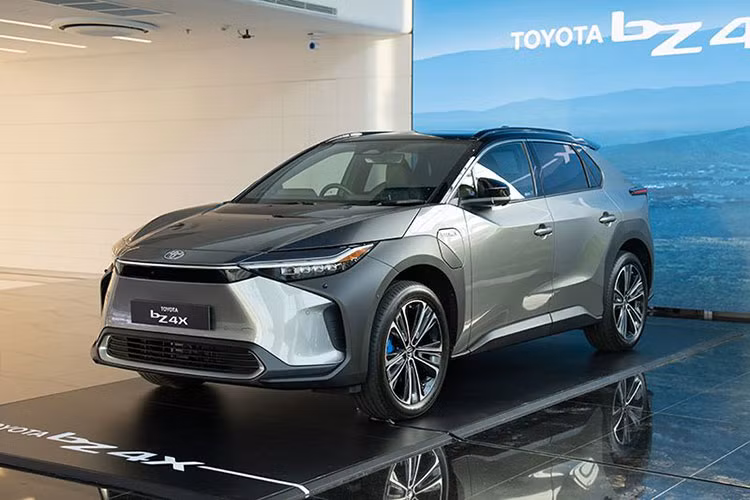 Tại Việt Nam, Toyota cũng vừa giới thiệu bZ4x tại Triển lãm ô tô Việt Nam 2022 và thu hút rất đông khách hàng tham quan. Cùng với việc ra mắt tại Thái Lan và Indonesia, hy vọng Toyota bZ4x sẽ được Toyota Việt Nam phân phối tại Việt Nam phân phối trong những năm sắp tới.
