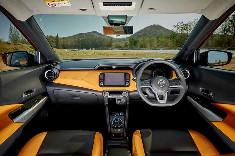 Nội thất bên trong đem lại cảm giác quen thuộc với người dùng Việt khi khá giống Nissan Almera. Các trang bị được kỳ vọng sẽ xuất hiện trên xe bán ra tại Việt Nam gồm có màn hình đa thông tin 7 inch sau vô lăng, màn hình giải trí 8 inch có kết nối Apple CarPlay, điều hòa tự động 2 vùng, phanh tay điện tử tích hợp giữ phanh tự động.