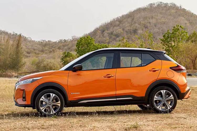 Ngoài việc sắp ra mắt, các tư vấn bán hàng cũng hé lộ giá xe Nissan Kicks 2022 sẽ khởi điểm từ 650 triệu đồng, thuộc tầm trung ở phân khúc SUV đô thị cỡ B và cạnh tranh trực tiếp với Kia Seltos hay Hyundai Kona.