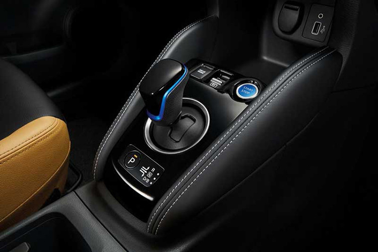 Đáng chú ý, động cơ xăng chỉ đóng vai trò như máy phát điện cho cụm pin 1,57 kWh nằm bên dưới ghế trước của xe. Điều này sẽ giúp người dùng tiết kiệm được kha khá chi phí nhiên liệu và đồng thời cũng không cần phải lo tìm chỗ sạc điện cho xe.