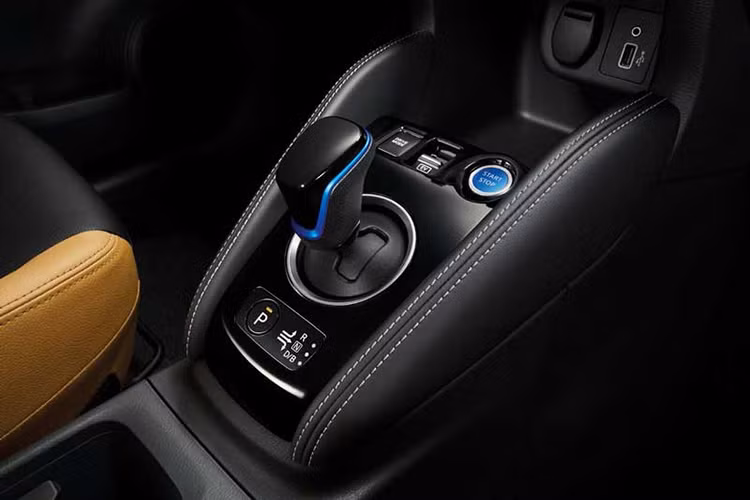 Đáng chú ý, động cơ xăng chỉ đóng vai trò như máy phát điện cho cụm pin 1,57 kWh nằm bên dưới ghế trước của xe. Điều này sẽ giúp người dùng tiết kiệm được kha khá chi phí nhiên liệu và đồng thời cũng không cần phải lo tìm chỗ sạc điện cho xe.