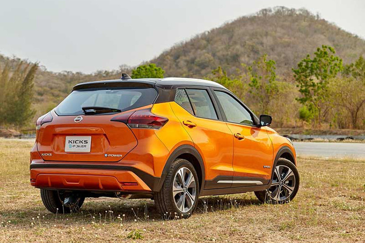 Xe sở hữu thiết kế ngoại thất trẻ trung và khỏe khoắn với lưới tản nhiệt V-Motion cỡ lớn nối liền với cụm đèn chiếu sáng trước sắc sảo, Nissan Kicks 2022 về Việt Nam sẽ được trang bị đèn LED, mâm hợp kim 17 inch và ngoại thất 2 tông màu.