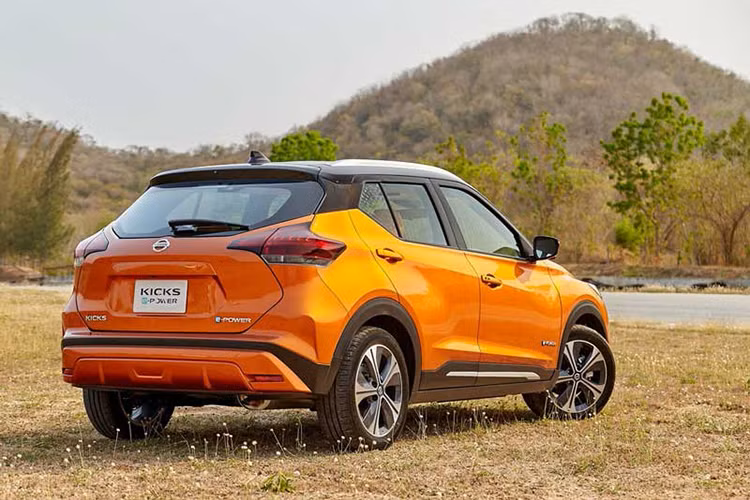 Xe sở hữu thiết kế ngoại thất trẻ trung và khỏe khoắn với lưới tản nhiệt V-Motion cỡ lớn nối liền với cụm đèn chiếu sáng trước sắc sảo, Nissan Kicks 2022 về Việt Nam sẽ được trang bị đèn LED, mâm hợp kim 17 inch và ngoại thất 2 tông màu.