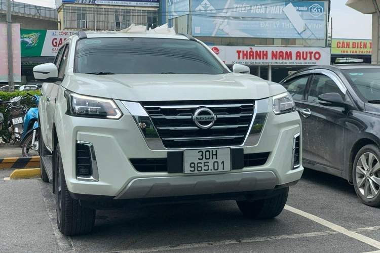 Phiên bản Nissan Terra 2023 tại Hà Nội là VE, được trang bị động cơ xăng, hút khí tự nhiên, dung tích 2.5L có mức tiêu thụ nhiên liệu lần lượt là 8,9 lít/100 km, 11,5 lít/100 km, 7,3 lít/100 km cho đường hỗn hợp, trong đô thị và ngoài đô thị. Tại Thái Lan, mẫu xe này còn có tùy chọn động cơ dầu, tăng áp, dung tích 2.3L giống mẫu bán tải Navara mới.