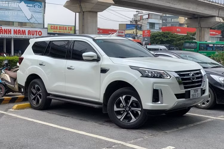 Mới đây, Nissan Terra 2023 mới bất ngờ bị bắt gặp tại một đại lý ở Hà Nội chỉ vài ngày sau khi thông tin về mức tiêu thụ nhiên liệu được đăng tải trên trang web của Cục Đăng kiểm Việt Nam. Đáng chú ý rằng xe đã được ra biển hoàn chỉnh và là loại biển số cá nhân chứ không phải biển tạm hay biển đăng ký theo công ty.