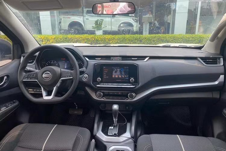 Nội thất của chiếc Terra này cũng được chụp lại và giống với xe tại thị trường quốc tế với vô-lăng 3 chấu kiểu mới giống trên Navara vừa ra mắt. Ngoài ra, Nissan Terra 2023 cũng được trang bị bảng đồng hồ dạng analog kết hợp màn LCD 7 inch sau vô lăng.