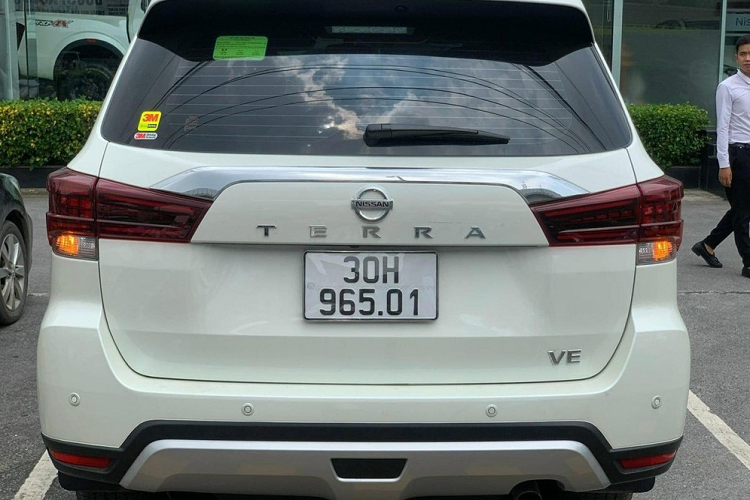 So với đời cũ lúc còn được phân phối tại Việt Nam, Nissan Terra 2023 vẫn giữ vóc dáng tổng thể cơ bắp đậm chất SUV nhưng các chi tiết ngoại thất được trau chuốt hơn. Cụ thể, phần đầu xe vẫn có lưới tản nhiệt kiểu V-Motion nhưng nay được làm lớn hơn, nằm ở 2 bên là cụm đèn chiếu sáng trước góc cạnh, tọa hình chữ “C” vuốt tràn sang hông xe.