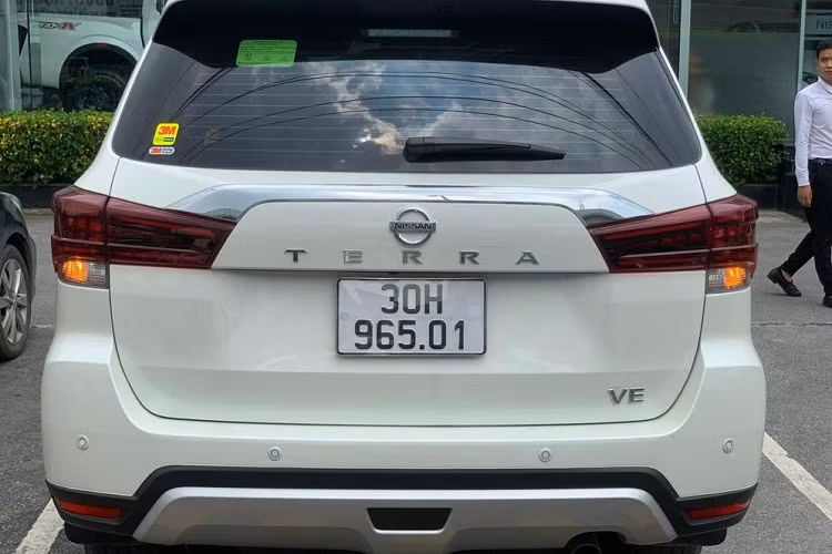 So với đời cũ lúc còn được phân phối tại Việt Nam, Nissan Terra 2023 vẫn giữ vóc dáng tổng thể cơ bắp đậm chất SUV nhưng các chi tiết ngoại thất được trau chuốt hơn. Cụ thể, phần đầu xe vẫn có lưới tản nhiệt kiểu V-Motion nhưng nay được làm lớn hơn, nằm ở 2 bên là cụm đèn chiếu sáng trước góc cạnh, tọa hình chữ “C” vuốt tràn sang hông xe.