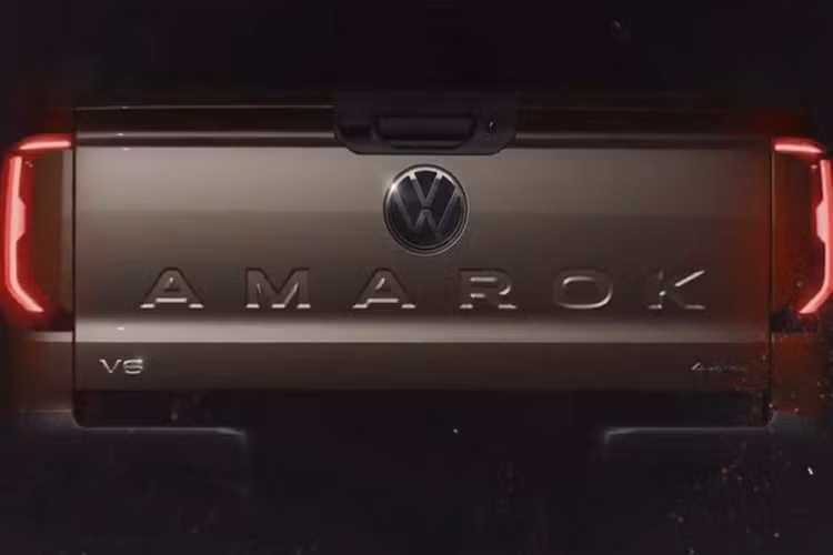 Theo thông tin từ trước đó, Volkswagen Amarok 2023 sẽ được chia thành 4 phiên bản, bao gồm tiêu chuẩn, Life and Style, Panamericana và Aventura. Trong đó, Panamericana sẽ là phiên bản tập trung vào khả năng chạy off-road, trái ngược với Aventura. Có vẻ như chiếc xe màu xanh trong hình ảnh do hãng Volkswagen tung ra thuộc phiên bản Panamericana. Chiếc màu bạc còn lại thuộc phiên bản Aventura và có thiết kế sang trọng hơn.