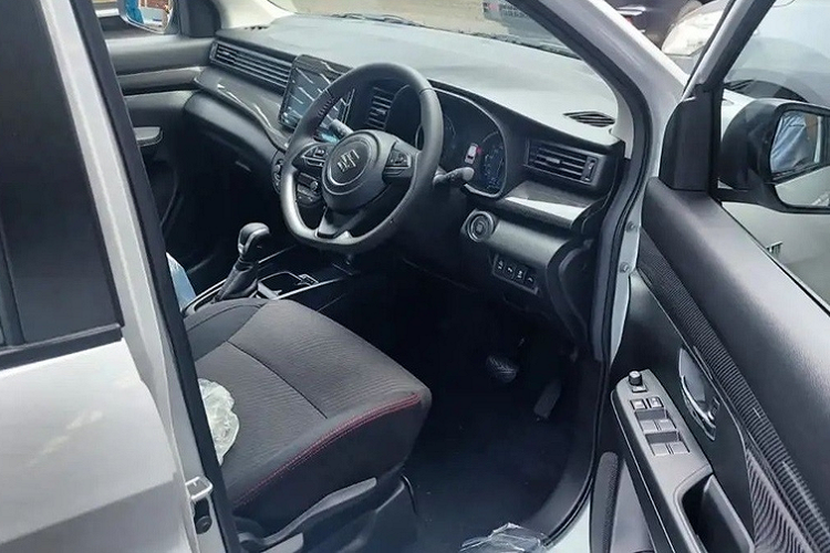 Riêng phiên bản Suzuki Ertiga Sport Hybrid 2023 có giá dự kiến tới 690 triệu đồng, đắt hơn so với phiên bản Cross cao nhất của Mitsubishi Xpander 2022 đang bán ra tại Việt Nam