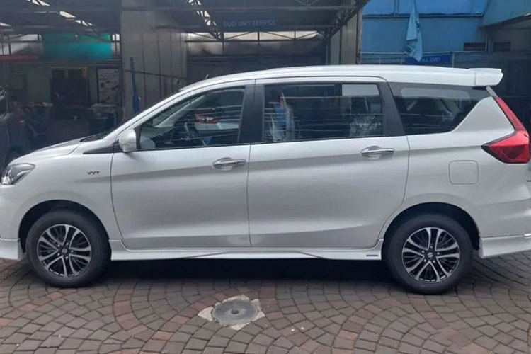 Hiện tại, giá xe Suzuki Ertiga hybrid phiên bản số sàn MT dẹ kiến bán ra là 540 triệu đồng, bản AT là 612 triệu đồng, cao hơn so với mức giá dự đoán trước đó lần lượt là 22 và 26 triệu đồng.