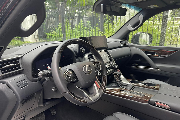 Ở bản cũ Lexus LX570, xe chỉ có duy nhất một phiên bản 7 chỗ. Bản 4 chỗ vốn là phiên bản độ từ một bên thứ ba.