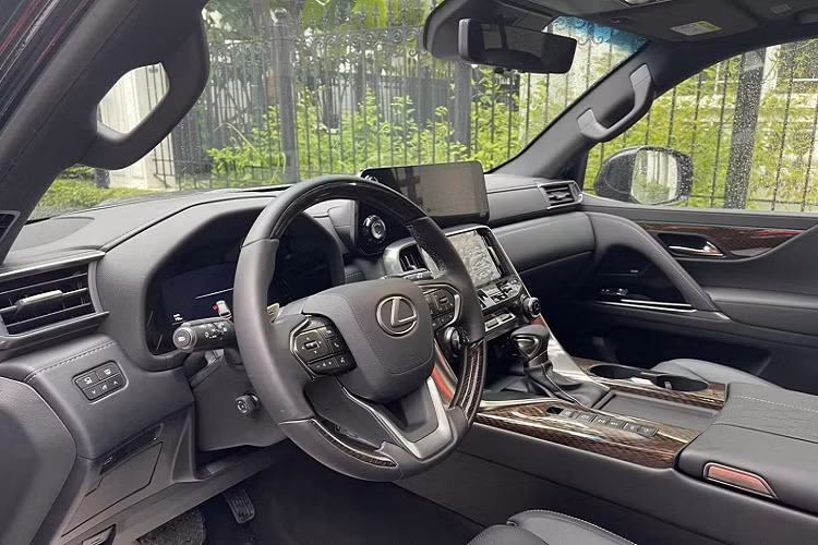 Ở bản cũ Lexus LX570, xe chỉ có duy nhất một phiên bản 7 chỗ. Bản 4 chỗ vốn là phiên bản độ từ một bên thứ ba.