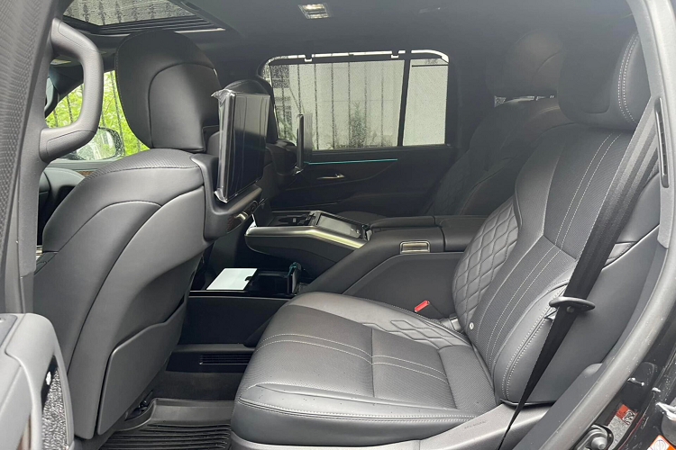 Về mặt vận hành, Lexus LX600 Ultra Luxury được trang bị động cơ tăng áp kép V6 dung tích 3.5L cho công suất tối đa 409 mã lực, mô-men xoắn cực đại 554 Nm từ vòng tua 2.000 vòng/phút đi cùng hộp số tự động 10 cấp Direct Shift và hệ dẫn động bốn bánh.