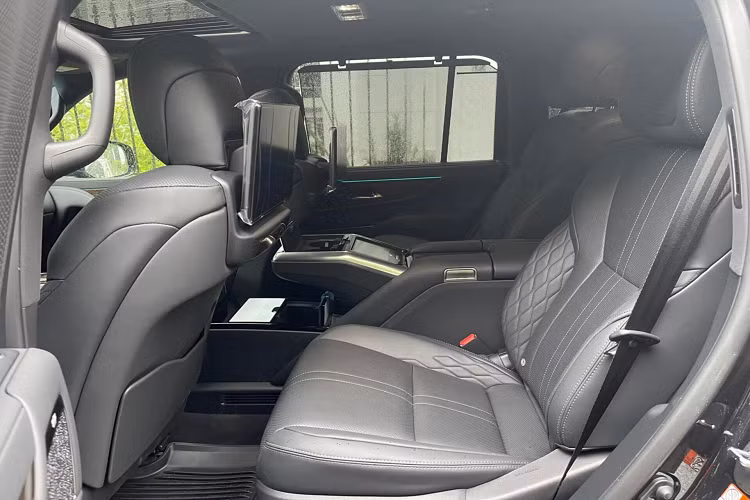 Về mặt vận hành, Lexus LX600 Ultra Luxury được trang bị động cơ tăng áp kép V6 dung tích 3.5L cho công suất tối đa 409 mã lực, mô-men xoắn cực đại 554 Nm từ vòng tua 2.000 vòng/phút đi cùng hộp số tự động 10 cấp Direct Shift và hệ dẫn động bốn bánh.