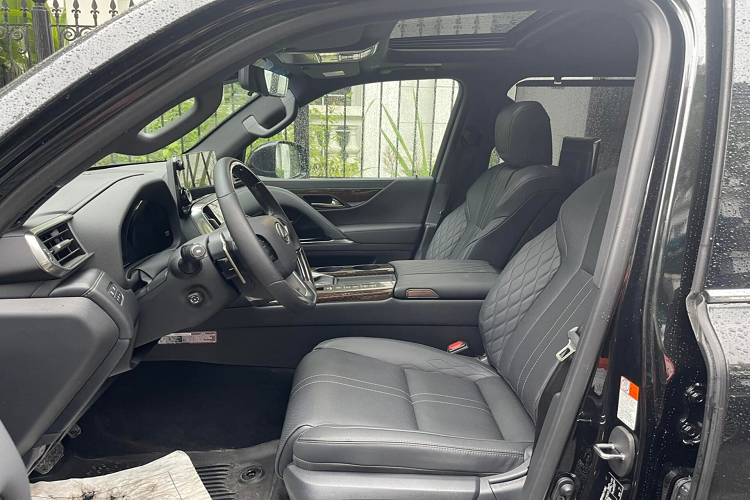 Nay Lexus cung cấp thêm bản độ 4 chỗ chính hãng với các tiện nghi cao cấp đi kèm như hộc để cốc có chức năng làm ấm, làm lạnh, cặp màn hình giải trí, sạc điện thoại không dây, cổng sạc HDMI và màn hình cảm ứng ở trung tâm, điều khiển các chức năng giải trí, điều hoà, chức năng massage.