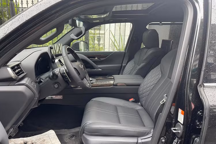 Nay Lexus cung cấp thêm bản độ 4 chỗ chính hãng với các tiện nghi cao cấp đi kèm như hộc để cốc có chức năng làm ấm, làm lạnh, cặp màn hình giải trí, sạc điện thoại không dây, cổng sạc HDMI và màn hình cảm ứng ở trung tâm, điều khiển các chức năng giải trí, điều hoà, chức năng massage.