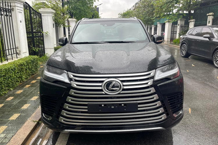 Lexus LX600 2022 mới vẫn mang ngôn ngữ thiết kế L-Finesse nhưng nhà sản xuất điều chỉnh đôi chút, điển hình là lưới tản nhiệt đầu xe. Bố trí các thanh nan ngang mang lại tính thẩm mỹ cao hơn bản cũ. Đuôi xe có dải đèn hậu ôm sát thân xe.