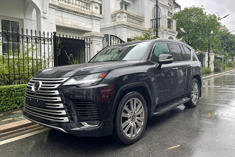 SUV Lexus LX600 2022 hạng sang là mẫu xe được rất nhiều đại gia, giới chơi xe ở Việt Nam quan tâm vfa đang chờ đặt hàng. Phiên bản 2022 sở hữu kiểu dáng mới mẻ, khác hoàn toàn bản cũ dù xe vẫn duy trì nền tảng khung gầm rời (body-on frame).