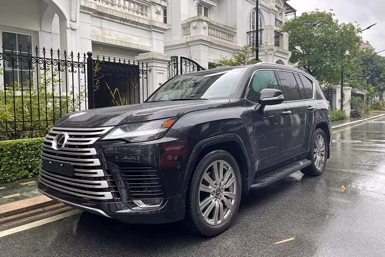 SUV Lexus LX600 2022 hạng sang là mẫu xe được rất nhiều đại gia, giới chơi xe ở Việt Nam quan tâm vfa đang chờ đặt hàng. Phiên bản 2022 sở hữu kiểu dáng mới mẻ, khác hoàn toàn bản cũ dù xe vẫn duy trì nền tảng khung gầm rời (body-on frame).