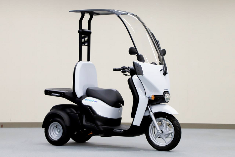 Với Honda Benly: e đã ra mắt tại thị trường Nhật Bản vào năm 2021 và được coi là một phần trong mục tiêu sản xuất 100% xe không phát thải vào năm 2040, nằm trong chuỗi sản phẩm có tên gọi Mobile Power Packs – với nhiều dòng xe khác nhau nhưng sử dụng chung một hệ thống pin điện.