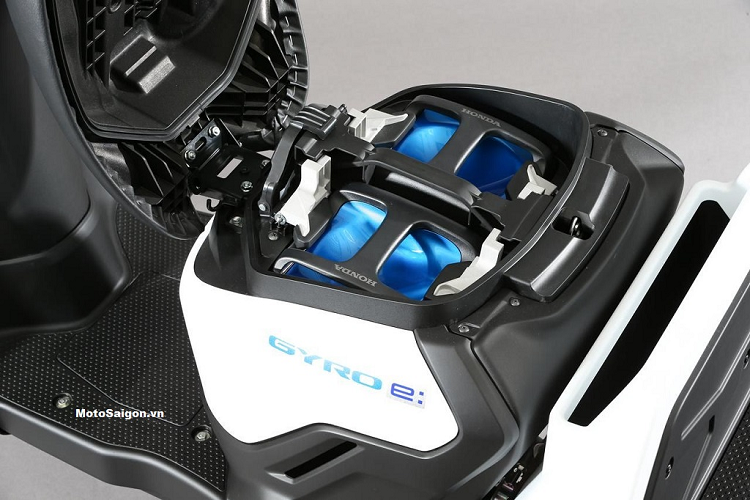 Honda Gyro Canopy: e có phạm vi hoạt động 77 km cho mỗi lần sạc (với 1 cục pin cùng tốc độ trung bình 30km/h) và mất khoảng 5 giờ để sạc đầy.