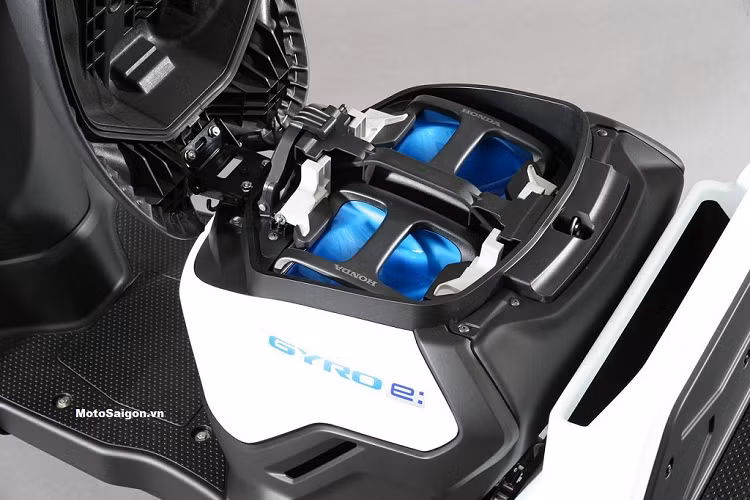 Honda Gyro Canopy: e có phạm vi hoạt động 77 km cho mỗi lần sạc (với 1 cục pin cùng tốc độ trung bình 30km/h) và mất khoảng 5 giờ để sạc đầy.