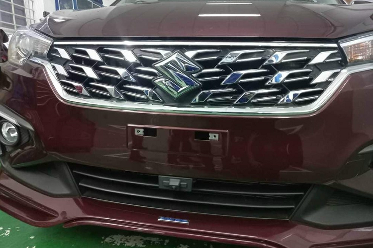 Tại Việt Nam, mẫu MPV này sẽ có 2 phiên bản là GL 5MT và GLX 4AT. Theo nhân viên tư vấn bán hàng tại đại lý, mức giá xe Suzuki Ertiga Hybrid 2023 sẽ từ khoảng 518 triệu đồng cho bản GL 5MT và 586 triệu đồng cho bản GLX 4AT.