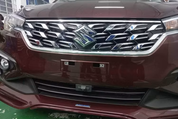 Tại Việt Nam, mẫu MPV này sẽ có 2 phiên bản là GL 5MT và GLX 4AT. Theo nhân viên tư vấn bán hàng tại đại lý, mức giá xe Suzuki Ertiga Hybrid 2023 sẽ từ khoảng 518 triệu đồng cho bản GL 5MT và 586 triệu đồng cho bản GLX 4AT.