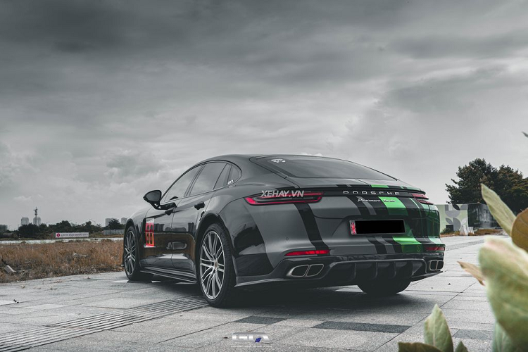 Cuối cùng là hệ thống ống xả kép hình vuông độc quyền của phiên bản Turbo.