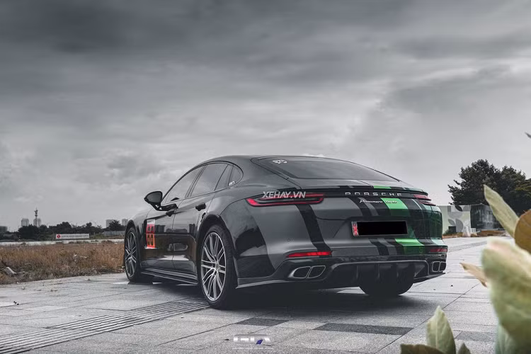 Cuối cùng là hệ thống ống xả kép hình vuông độc quyền của phiên bản Turbo.