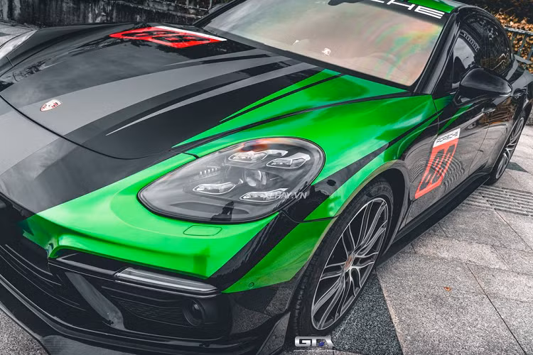 Cung cấp sức mạnh cho Porsche Panamera Turbo là cỗ máy tăng áp kép V8 4.0L, cho công suất 550 mã lực và mô-men xoắn cực đại 770Nm, giúp xe tăng tốc từ 0-100 km trong 3,8 giây, với gói kích hoạt chức năng thể thao Sport Chrono Package, thời gian tăng tốc chỉ còn 3,6 giây. Tốc độ tối đa của xe là 306 km/h. 