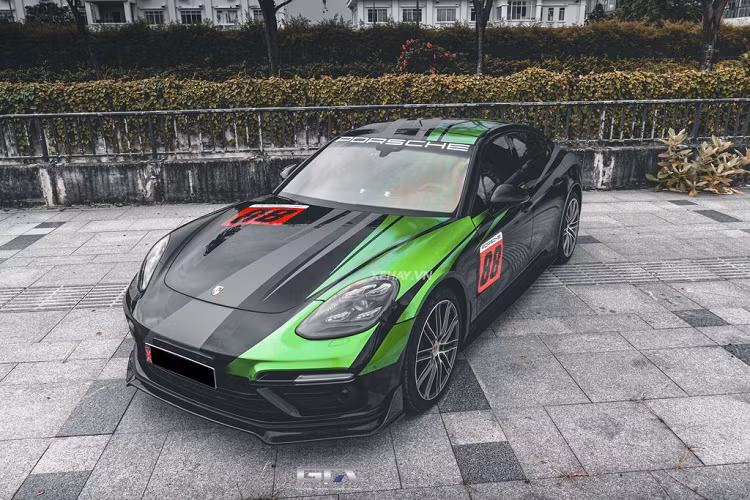 Nguyên bản, xe có màu đen tối giản nhưng gần đây đã được chủ nhân cho đi “lột xác” để trở nên “ngầu” và ấn tượng hơn. Theo đó, trên lớp sơn nền đen nguyên bản chiếc Porsche Panamera Turbo được tạo thêm các điểm màu ghi, xanh lá. 