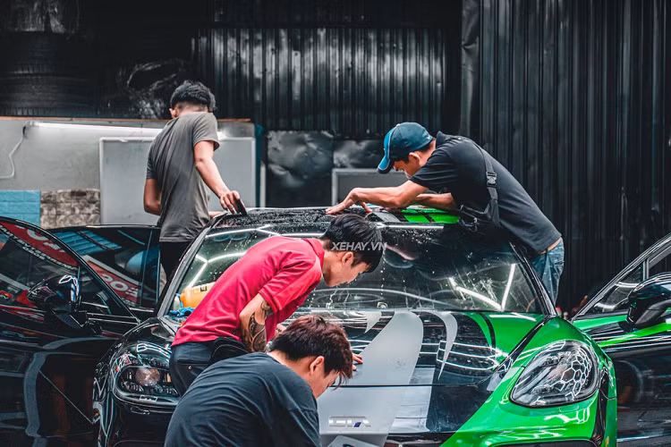 Tiếp đến là phần nắp ca-pô và hai bên cửa xe có thêm số 88, giúp cho chiếc Porsche Panamera Turbo trở nên ấn tượng hơn. 