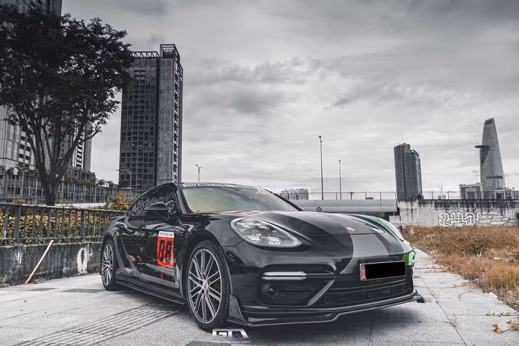 Bên cạnh lớp áo ngoại thất độc lạ, chiếc Porsche Panamera Turbo này còn gây chú ý với bộ la-zăng đường kính 21 inch theo phong cách 911 Turbo Design đi kèm chụp mâm xe có logo Porsche in màu. 