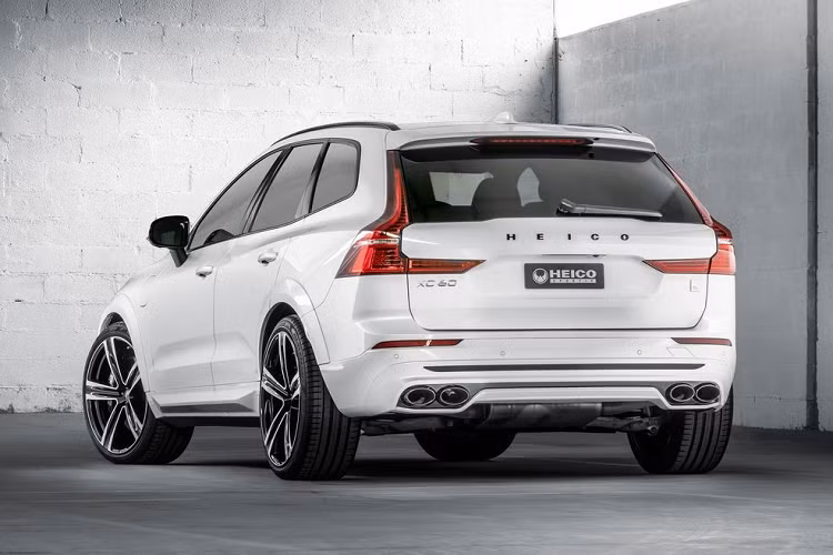 Theo Heico Sportiv, mọi sửa đổi, nâng cấp ở ngoại thất của xe đều đảm bảo yêu cầu về khả năng bảo vệ người đi bộ khi có va chạm và không ảnh hưởng đến cảm biến cũng như hệ thống ADAS của xe. Bước vào trong cabin, Volvo XC60 được cung cấp vô lăng dạng D-cut thể thao, đạp ga và phanh kim loại, bộ chọn chế độ lái in 3D, thảm trải sàn bằng vải nỉ và bộ biểu tượng Heico trải dài trên khắp các chi tiết của xe.