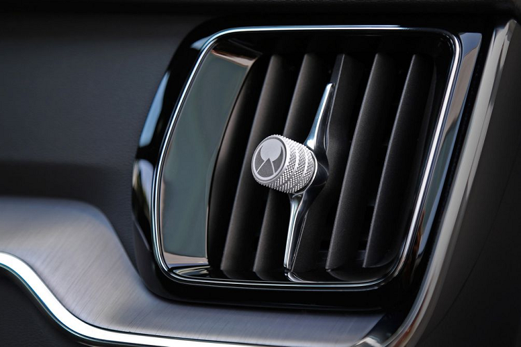 Bên cạnh đó, chiếc SUV còn được bổ sung thêm thanh ốp carbon và tem chữ Heico thay thế cho logo của nhà sản xuất ô tô Thuỵ Điển. Trong khi đó, đèn LED, baga mui, cánh lướt gió của xe vẫn được giữ nguyên.