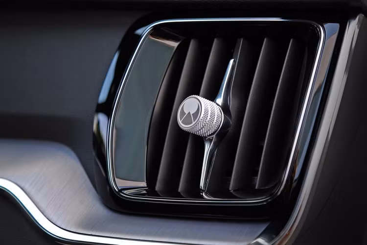 Bên cạnh đó, chiếc SUV còn được bổ sung thêm thanh ốp carbon và tem chữ Heico thay thế cho logo của nhà sản xuất ô tô Thuỵ Điển. Trong khi đó, đèn LED, baga mui, cánh lướt gió của xe vẫn được giữ nguyên.