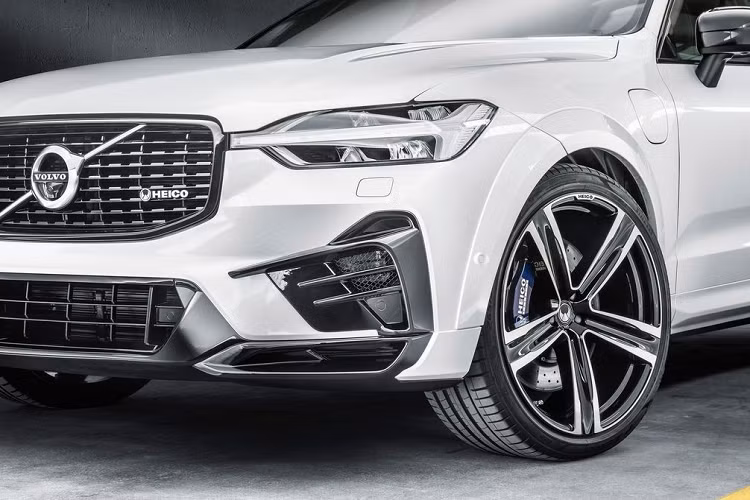 Với thiết kế mới, XC60 trở nên hầm hồ, mạnh mẽ và cá tính hơn. Cụ thể ở phần đầu xe, lưới tản nhiệt mới được sơn đen, trong khi hốc hút gió và cản trước được làm góc cạnh hơn. Ngoài ra, trên lưới tản nhiệt của xe còn có thêm chữ Heico.