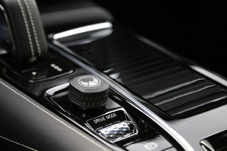 Di chuyển ra phía sau, gói nâng cấp của Heico Sportiv trang bị cho Volvo XC60 hệ thống ống xả kép thể thao có chức năng đóng/mở van xả và có thể kết hợp với hệ thống Heico Sportiv Selected Sound để tạo ra âm thanh mạnh mẽ, uy lực theo tuỳ chỉnh của người lái.