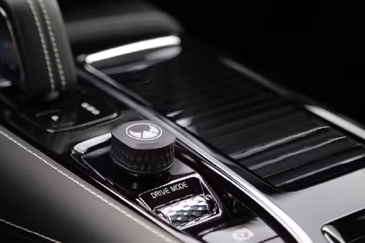 Di chuyển ra phía sau, gói nâng cấp của Heico Sportiv trang bị cho Volvo XC60 hệ thống ống xả kép thể thao có chức năng đóng/mở van xả và có thể kết hợp với hệ thống Heico Sportiv Selected Sound để tạo ra âm thanh mạnh mẽ, uy lực theo tuỳ chỉnh của người lái.