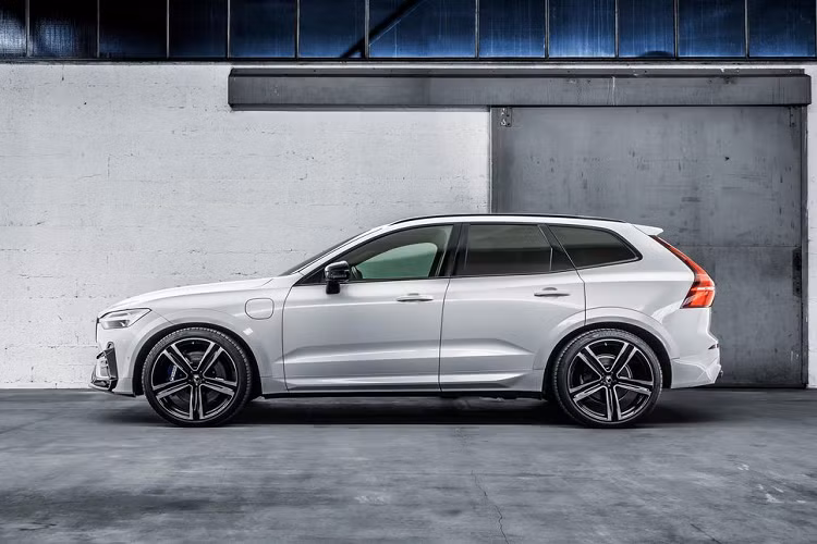 Với tuỳ chọn Vmax của Heico Sportiv, Volvo XC60 2022 mới sẽ được tăng vận tốc tối đa từ 180 km/h lên thành 230 km/h. Bên cạnh đó, các phiên bản động cơ của XC60 đều có thể được tăng sức mạnh, ví dụ như XC60 model T8 với hệ truyền động plug-in hybrid có thể nâng công suất thành 455 mã lực và mô-men xoắn mới đạt 709 Nm.