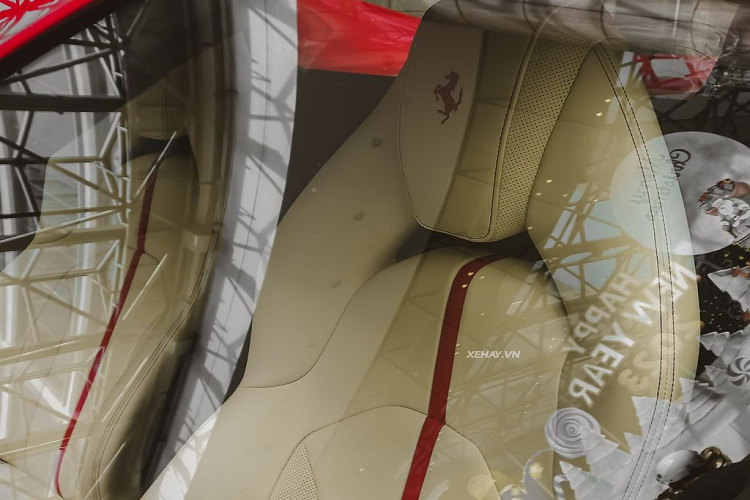 Ferrari F8 Spider thực ra chính là phiên bản mui trần của F8 Tributo, xe có phần mái gập kim loại, có thể đóng hoặc mở hoàn toàn chỉ trong 14 giây, nó cũng nhẹ hơn 20kg so với 488 Spider. Siêu xe mui trần mới nặng 1.400 kg trong khi người anh em Tributo Coupe chỉ nặng 1.330 kg.