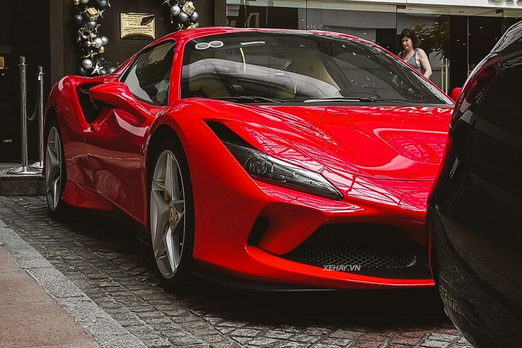 Những chi tiết đáng chú ý khác bao gồm hệ thống 2 ghế ngồi phong cách thể thao, các điểm nhấn bằng nhôm và sợi carbon, màn hình thông tin giải trí dạng cảm ứng cỡ 7 inch bên phía hành khách,... .