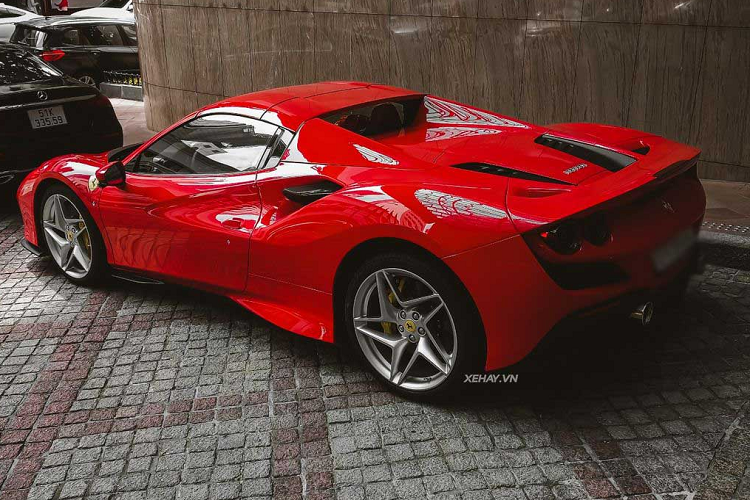 F8 Spider sở hữu ngôn ngữ thiết kế "S-Duct" với họng hút gió trước lấy cảm hứng từ xe đua F1, giúp tăng thêm 15% lực ép xuống mặt đường so với mẫu xe tiền nhiệm. Phần đầu xe nổi bật với cụm đèn pha dạng Full-LED nằm ngang thanh mảnh, gọn gàng hơn, các khe hút gió mới đặt ngay bên trên giúp cải thiện luồng khí trong vòm bánh xe trước.