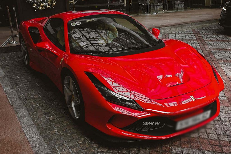 Các chi tiết đã được nâng cấp trên chiếc xe này có cánh chia gió ở hốc gió bên hông và một vài vị trí bên trong nội thất. Ngoài ra, vẫn còn một số bộ phận đang trên đường về nước. Đáng chú ý, Ferrari F8 Spider trong bài còn được trang bị thêm cả hệ thống camera 360 độ.