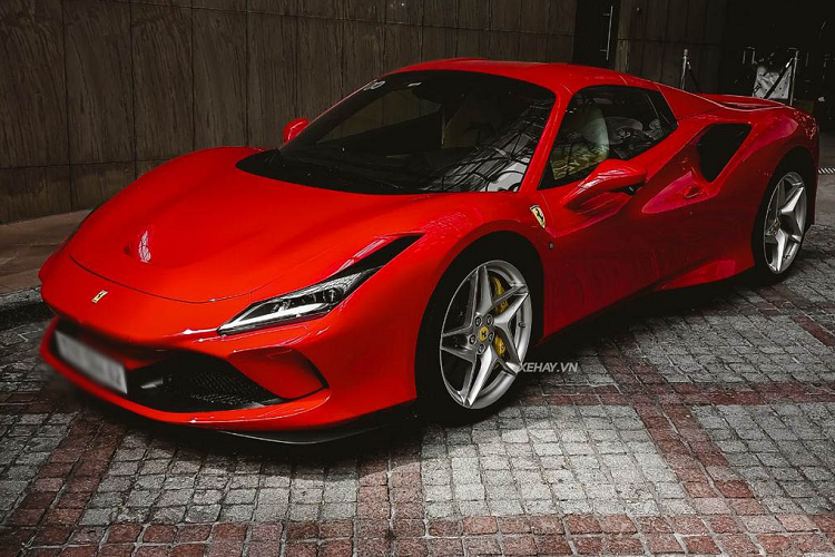 Chiếc Ferrari F8 Spider mui trần này sở hữu màu sơn ngoại thất đỏ Rosso Corsa truyền thống của thương hiệu "ngựa chồm". Được biết, ngay sau khi xe được đưa về nước chủ sở hữu đã mạnh tay chi tiền mua thêm các bộ phận carbon chính hãng để độ lại xe.
