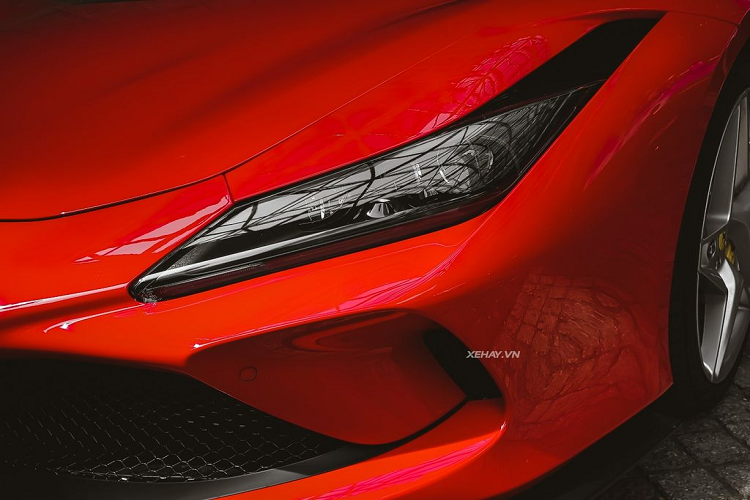 "Trái tim" của Ferrari F8 Spider là cỗ máy V8 3.9 lít Bi-Turbo tương tự như chiếc F8 Tributo, sản sinh công suất 711 mã lực và mô-men xoắn cực đại 770 Nm. giúp xe tăng tốc từ 0 lên 100 km/h chỉ trong 2.9 giây, trước khi đạt tốc độ tối đa 340 km/h. Giá xe Ferrari F8 Spider tại Việt Nam không được công bố, nhưng được ước tính vào khoảng 23 tỷ đồng.